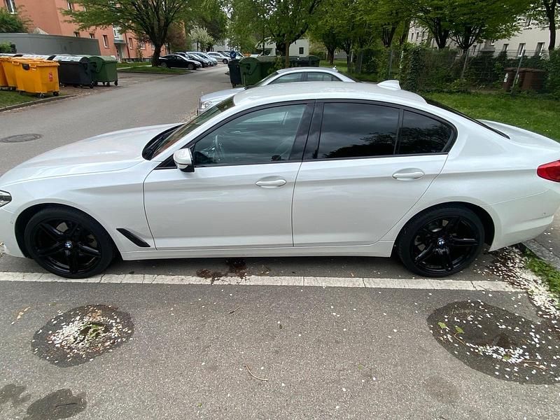 Weiß Gebraucht 2019 BMW 520 Sport Line Limousine | 26.000 € (Teuer) - Bild 1/2