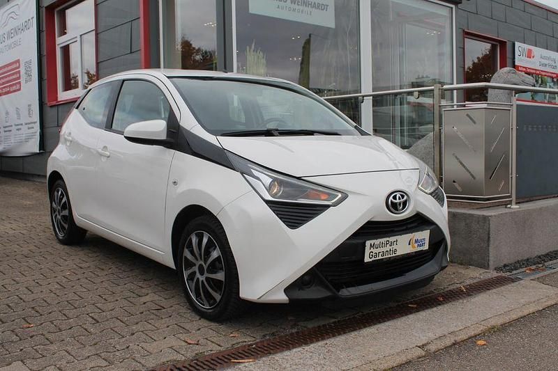 Weiß Gebraucht 2020 Toyota Aygo X-play Kleinwagen | 8.909 € (Fairer Preis) - Bild 1/4