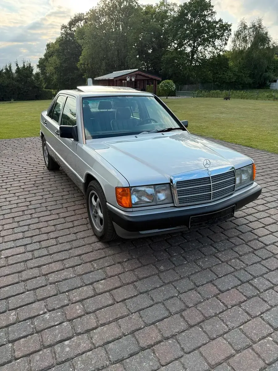 Używany Mercedes 190 118 KM (86 kW) 1990 Srebrny Sedan/Limuzyna