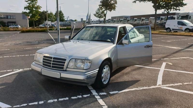 Silber Gebraucht 1993 Mercedes 200 Limousine | 5.300 € - Bild 1/4