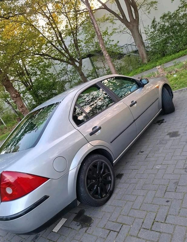 Gebraucht Ford Mondeo 114 PS (83 kW) 2002 Silber Limousine