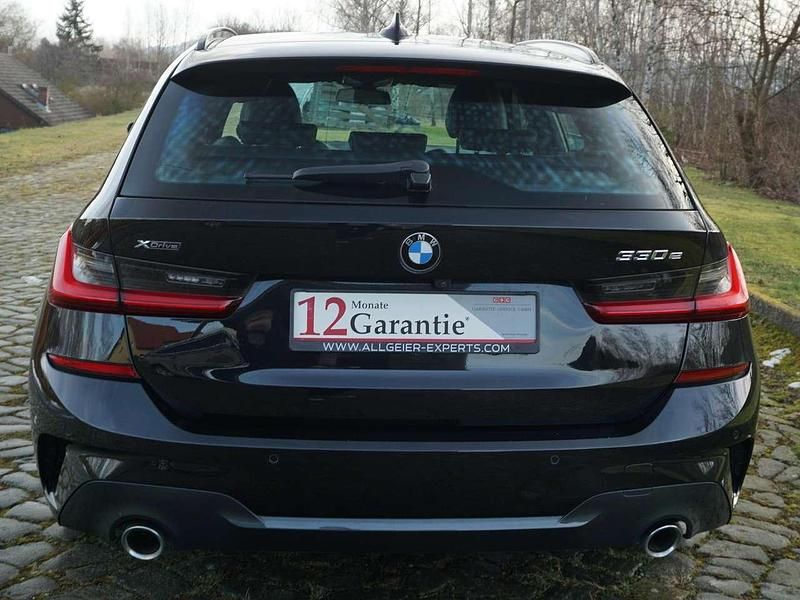 Gebraucht BMW 330e M Sport 184 PS (135 kW) 2020 Black sapphire metallic Kombi