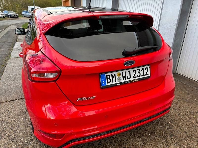 Gebraucht Ford Focus ST-Line 150 PS (110 kW) 2016 Rot Limousine