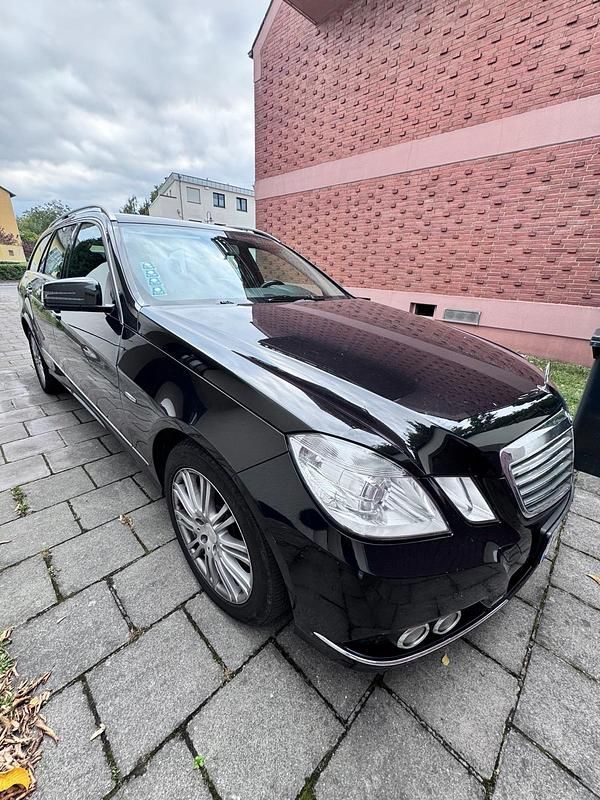 Schwarz Gebraucht 2011 Mercedes E200 Kombi | 8.000 € - Bild 1/4