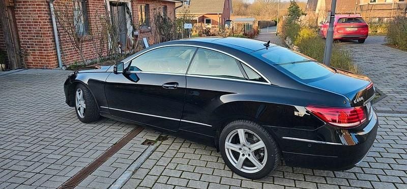 Schwarz Gebraucht 2013 Mercedes E400 Coupé | 25.000 € (Fairer Preis) - Bild 1/4