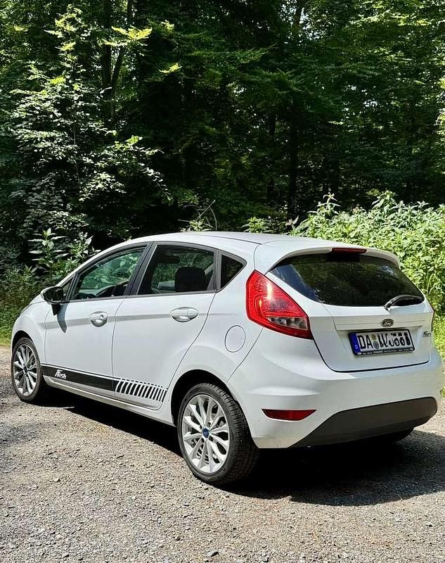 Weiß Gebraucht 2010 Ford Fiesta Trend Kleinwagen | 3.900 € (Fairer Preis) - Bild 1/4