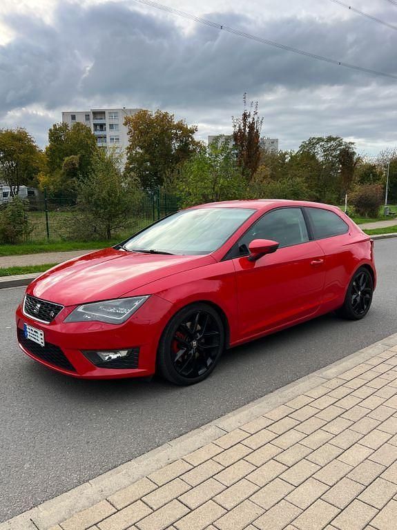 Rot Gebraucht 2013 Seat Leon SC FR Kleinwagen | 9.990 € (Fairer Preis) - Bild 1/4