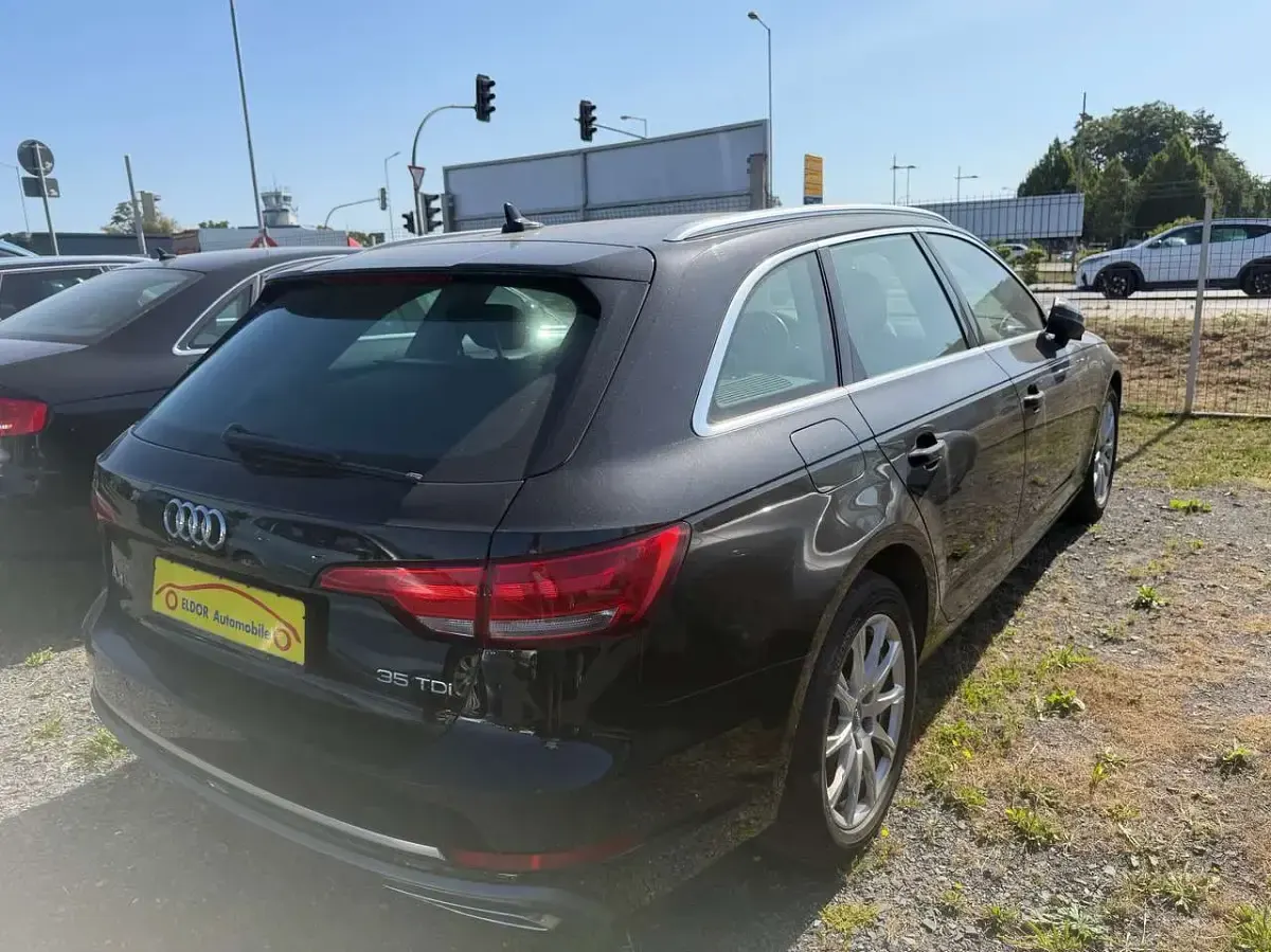Gebraucht Audi A4 Sport 150 PS (110 kW) 2018 Mythosschwarz metallic Kombi