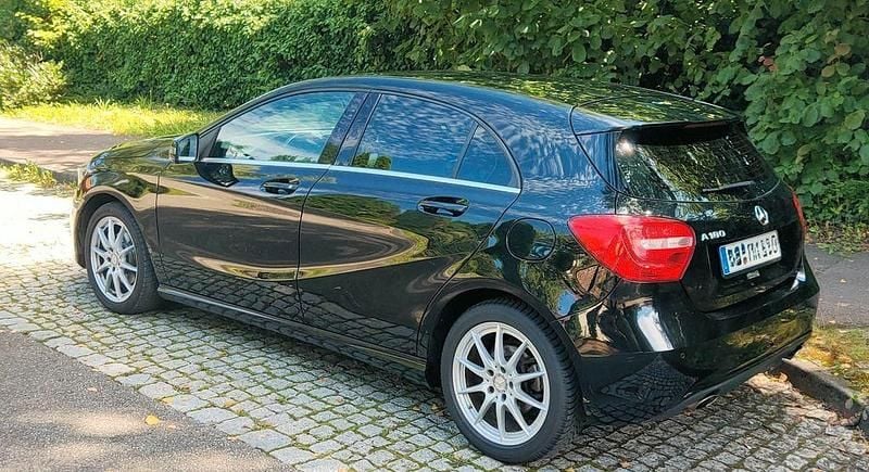Schwarz Gebraucht 2015 Mercedes A180 Urban Limousine | 10.700 € (Guter Preis) - Bild 1/4