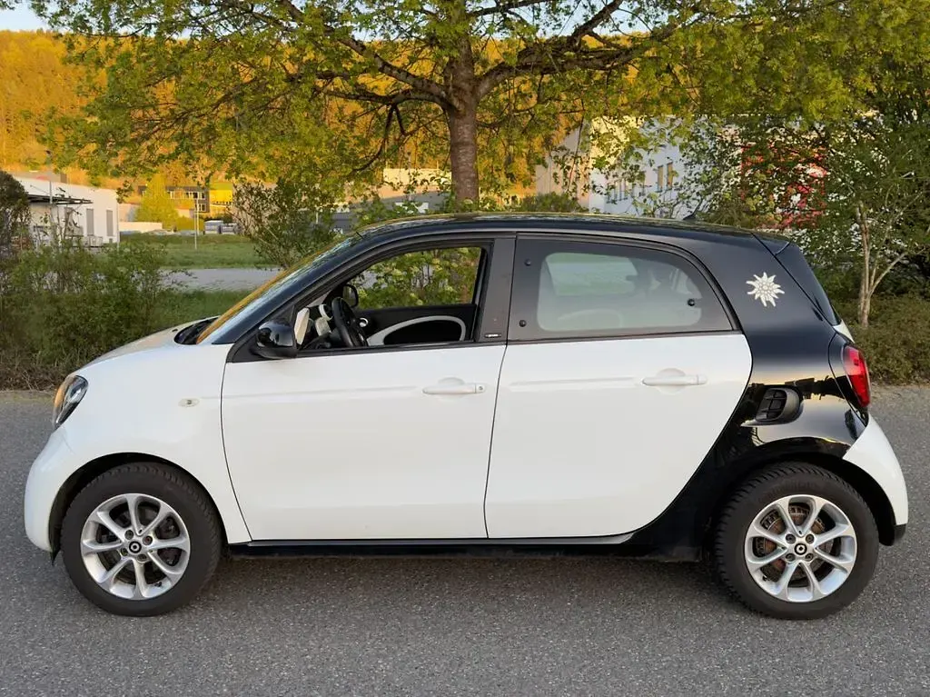 Używany Smart ForFour Prime 90 KM (66 kW) 2015 Biały Hatchback