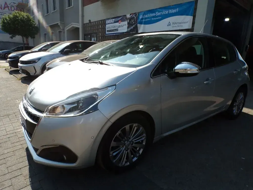 Gebraucht Peugeot 208 Allure 110 PS (80 kW) 2017 Silber Kleinwagen