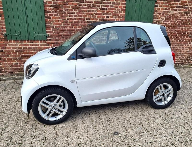 Weiß Gebraucht 2021 Smart ForTwo Electric Drive Kleinwagen | 8.990 € (Fairer Preis) - Bild 1/4