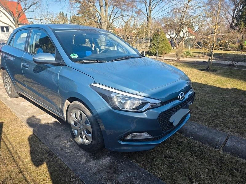 Gebraucht Hyundai i20 Trend 84 PS (61 kW) 2015 Blau Kleinwagen