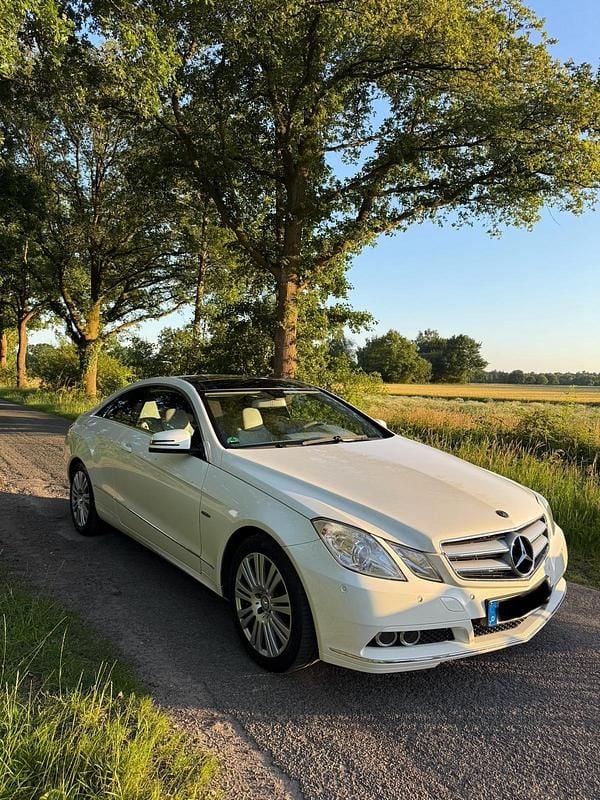 Weiß Gebraucht 2009 Mercedes E250 Coupé | 7.600 € (Superpreis) - Bild 1/4