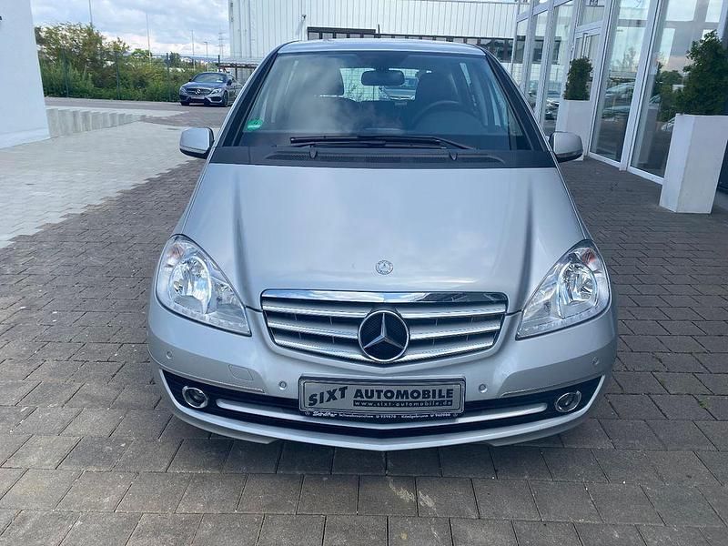 Gebraucht Mercedes A180 Elegance 116 PS (85 kW) 2011 Silber Van / Kleinbus
