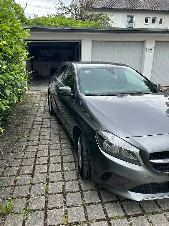 Gebraucht Mercedes A180 StreetStyle 122 PS (89 kW) 2015 Grau Kleinwagen
