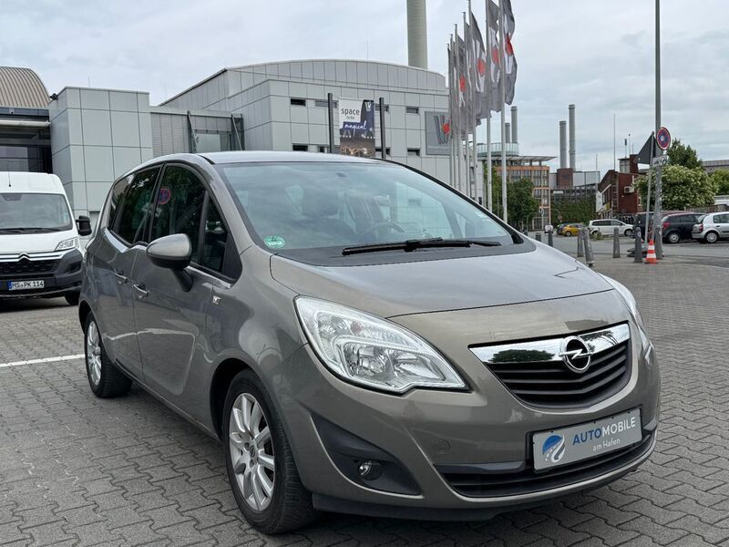 Braun Gebraucht 2011 Opel Meriva Design Edition Van / Kleinbus | 2.490 € (Guter Preis) - Bild 1/4