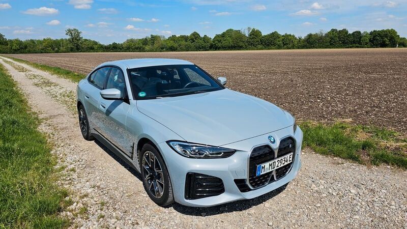 Grau Gebraucht 2023 BMW i4 M Sport Limousine | 41.800 € (Guter Preis) - Bild 1/4