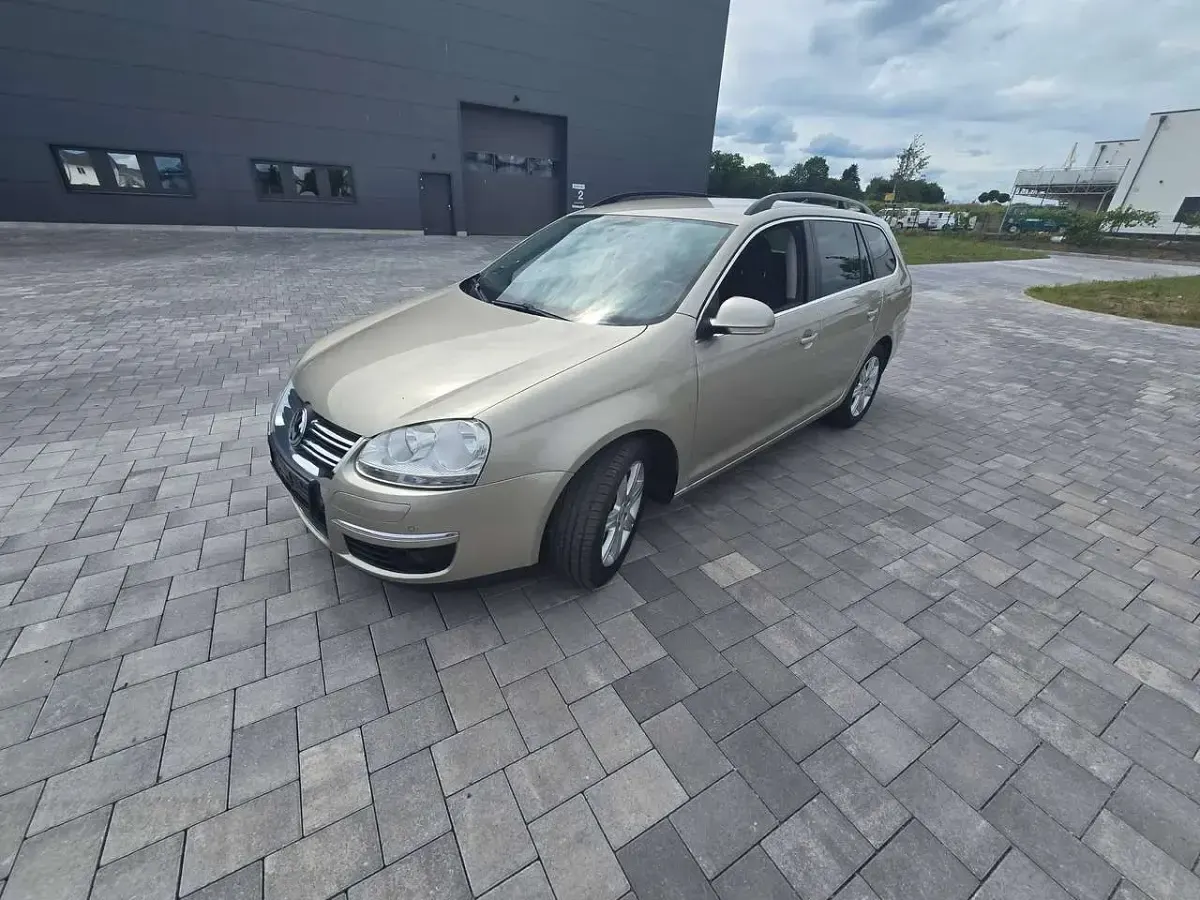 Gebraucht VW Golf VI Comfortline 122 PS (89 kW) 2009 Wheat beige metallic Kleinwagen
