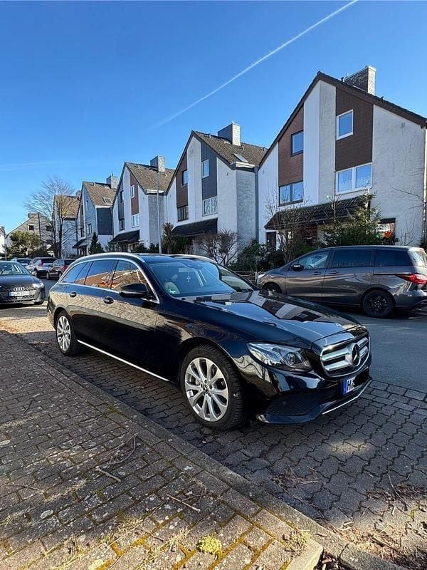 Schwarz Gebraucht 2017 Mercedes E220 Kombi | 19.500 € (Fairer Preis) - Bild 1/4