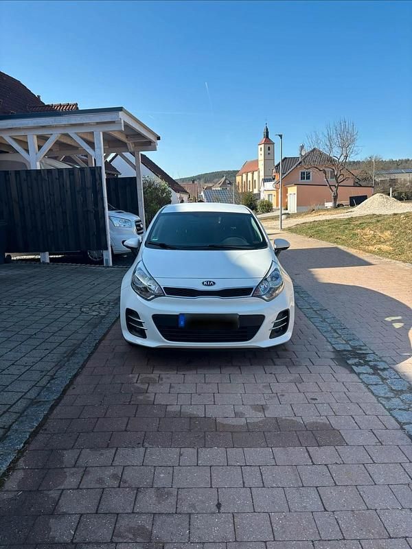 Gebraucht Kia Rio 109 PS (80 kW) 2016 Weiß Kleinwagen