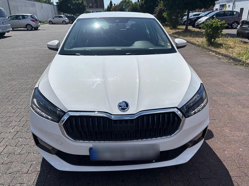 Weiß Gebraucht 2022 Skoda Fabia Essence Kleinwagen | 7.300 € (Guter Preis) - Bild 1/4