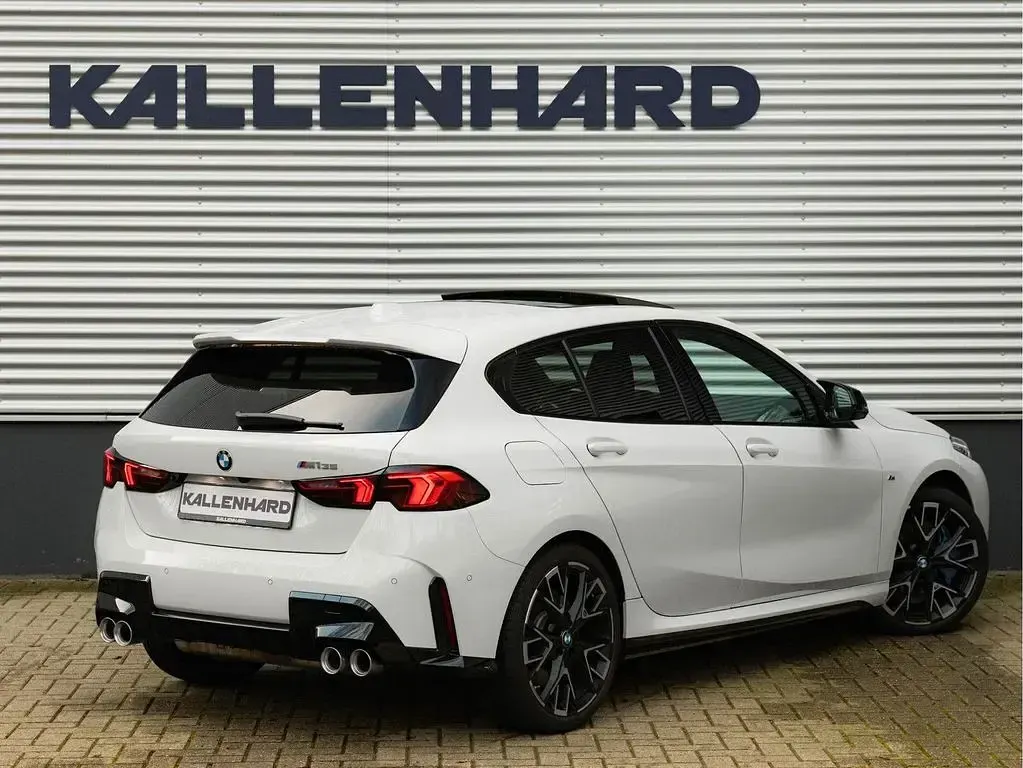 Używany BMW M135 Performance 300 KM (220 kW) 2024 Biały Hatchback
