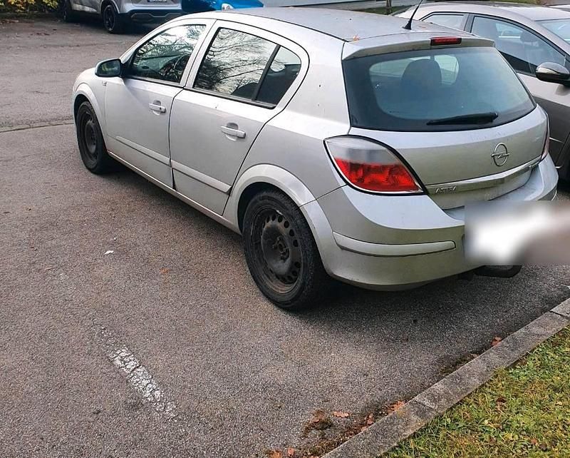 Używany Opel Astra 105 KM (77 kW) 2007 Srebrny Sedan/Limuzyna