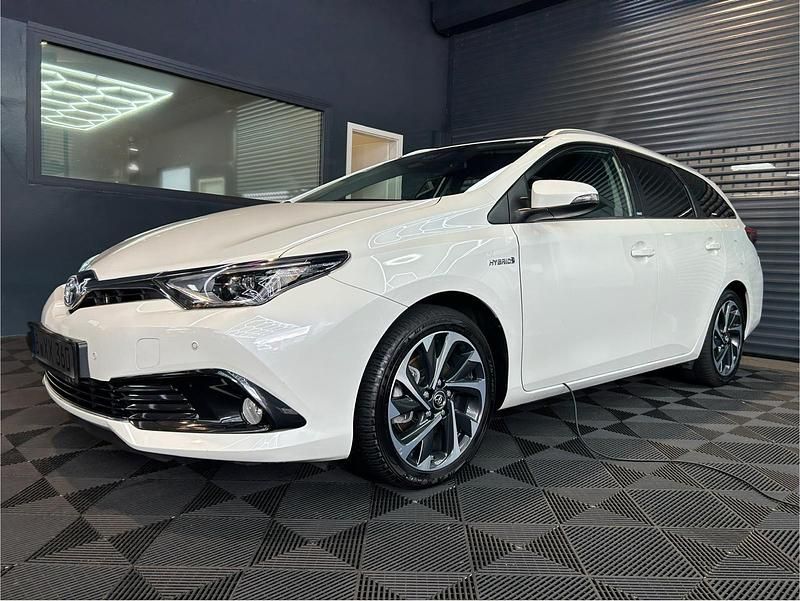 Weiß Gebraucht 2016 Toyota Auris Touring Sports Kombi | 13.850 € (Fairer Preis) - Bild 1/4