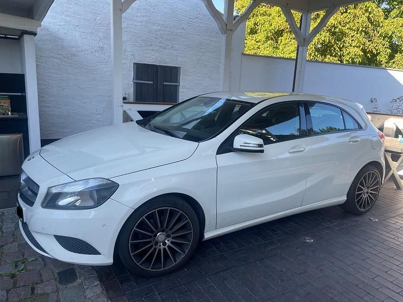 Weiß Gebraucht 2013 Mercedes A180 Limousine | 9.600 € (Fairer Preis) - Bild 1/4