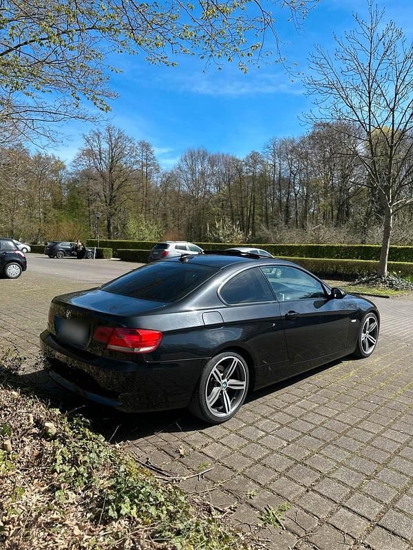 Gebraucht BMW 320 177 PS (130 kW) 2009 Schwarz Coupé