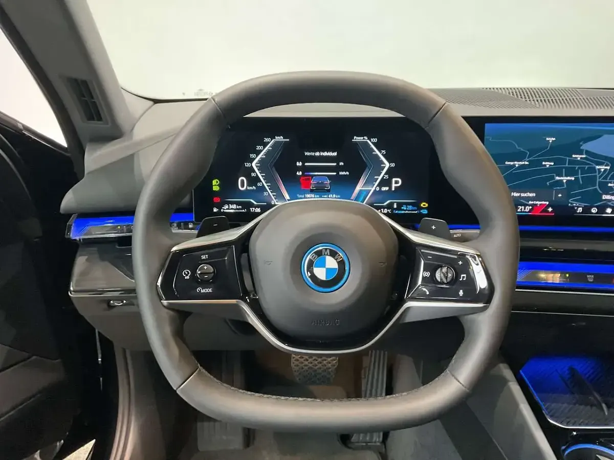 Gebraucht BMW 550e 489 PS (359 kW) 2024 Saphirschwarz Limousine