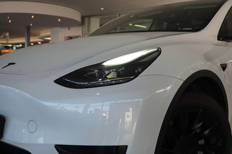 Gebraucht Tesla Model Y Standard Range 255 kW (347 PS) 2023 Weiß metallic SUV