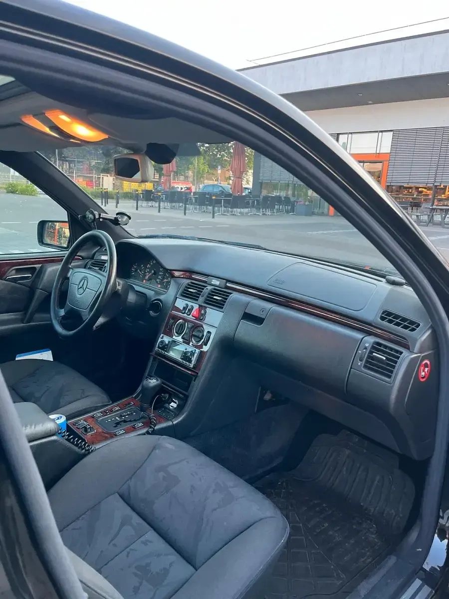 Gebraucht Mercedes E200 136 PS (100 kW) 1998 Schwarz Limousine