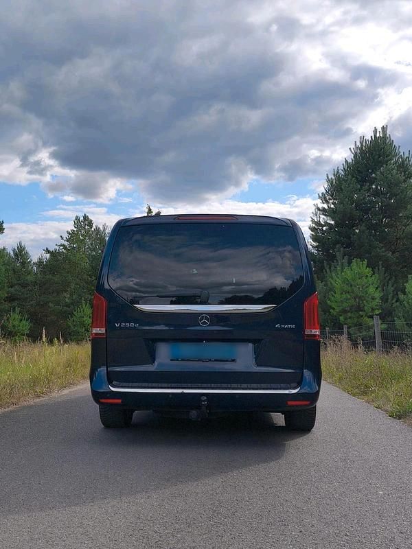 Blau Gebraucht 2016 Mercedes V250 Van / Kleinbus | 39.999 € (Teuer) - Bild 1/4