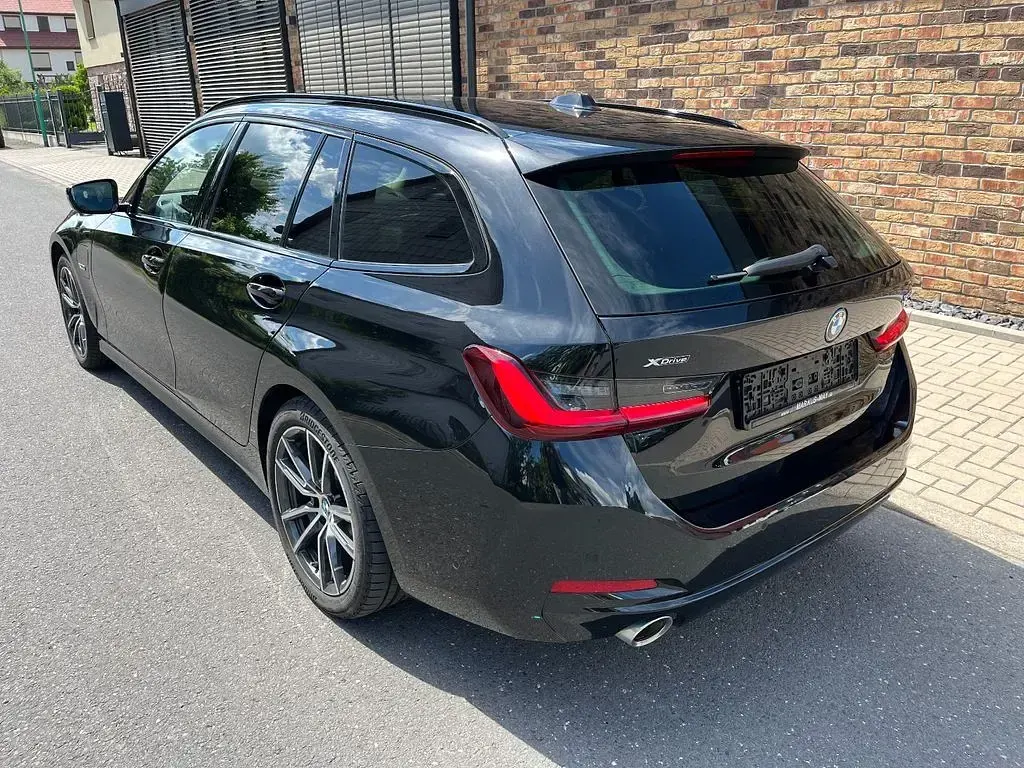 Gebraucht BMW 330e Sport Line 292 PS (214 kW) 2022 Schwarz Kombi