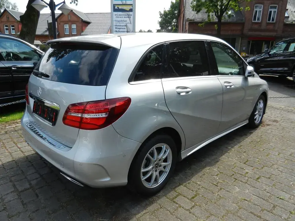 Gebraucht Mercedes B180 Edition 122 PS (89 kW) 2018 Silber Kleinwagen