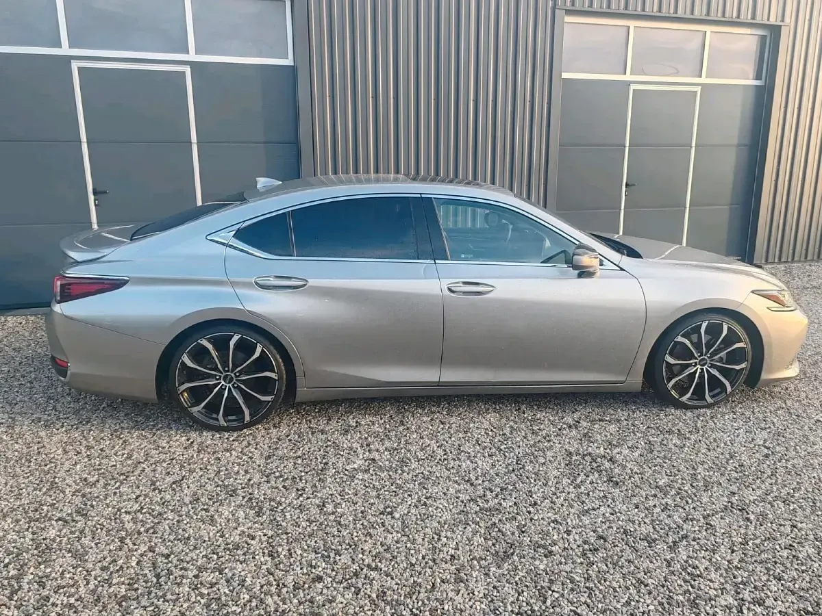 Gebraucht Lexus ES300H 178 PS (130 kW) 2024 Grau Limousine