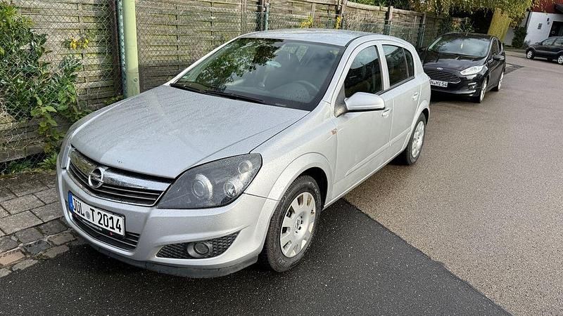 Grau Gebraucht 2007 Opel Astra Limousine | 2.800 € (Fairer Preis) - Bild 1/4
