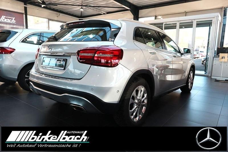 Gebraucht Mercedes GLA180 122 PS (89 kW) 2017 Silber SUV