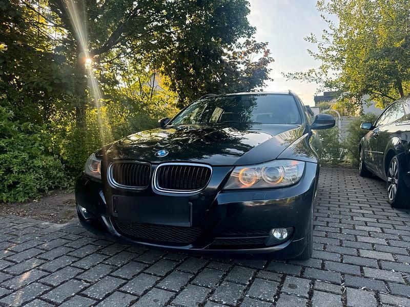Schwarz Gebraucht 2012 BMW 316 Kombi | 7.600 € (Guter Preis) - Bild 1/4