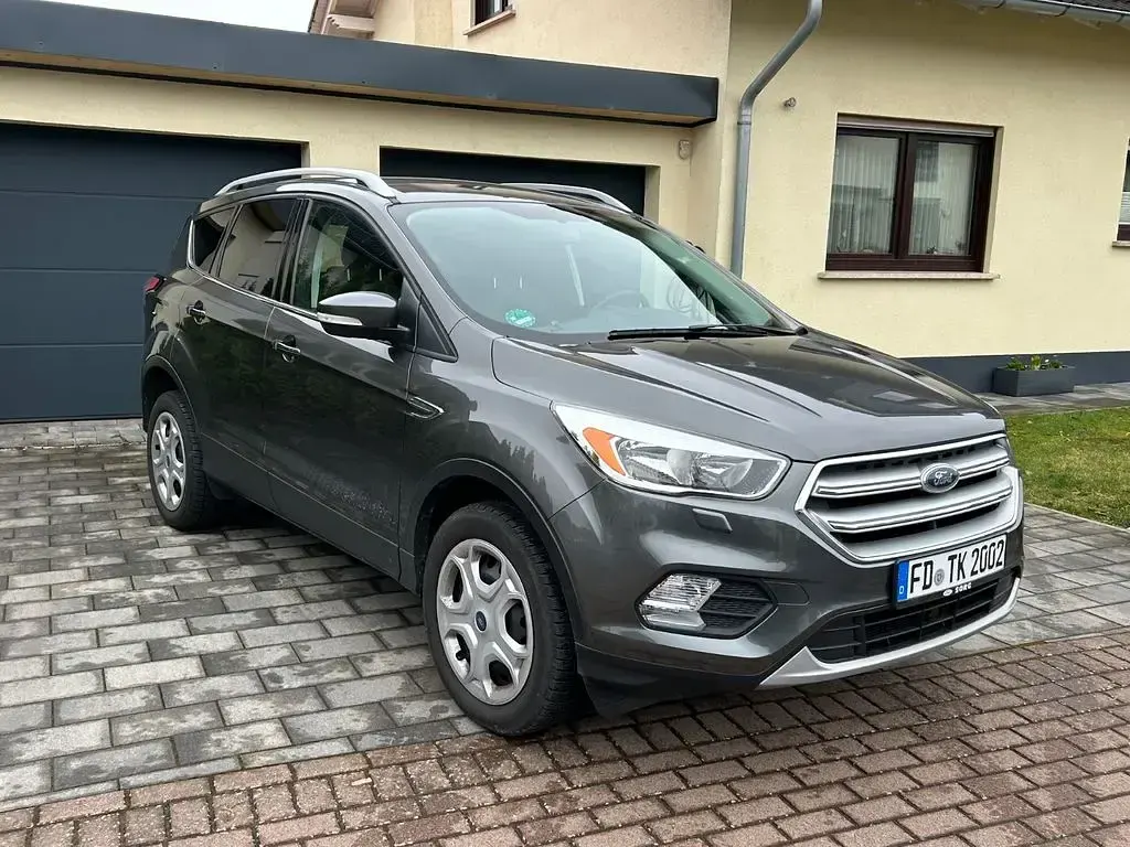 Gebraucht Ford Kuga Trend 150 PS (110 kW) 2017 Grau SUV