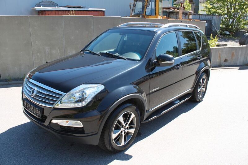 Schwarz Gebraucht 2017 Ssangyong (KGM) Rexton SUV | 11.999 € - Bild 1/4