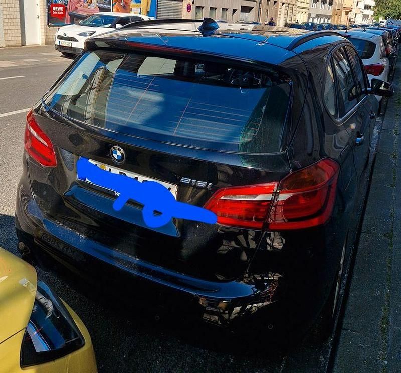 Schwarz Gebraucht 2020 BMW 218 Active Tourer Van / Kleinbus | 17.799 € (Fairer Preis) - Bild 1/4