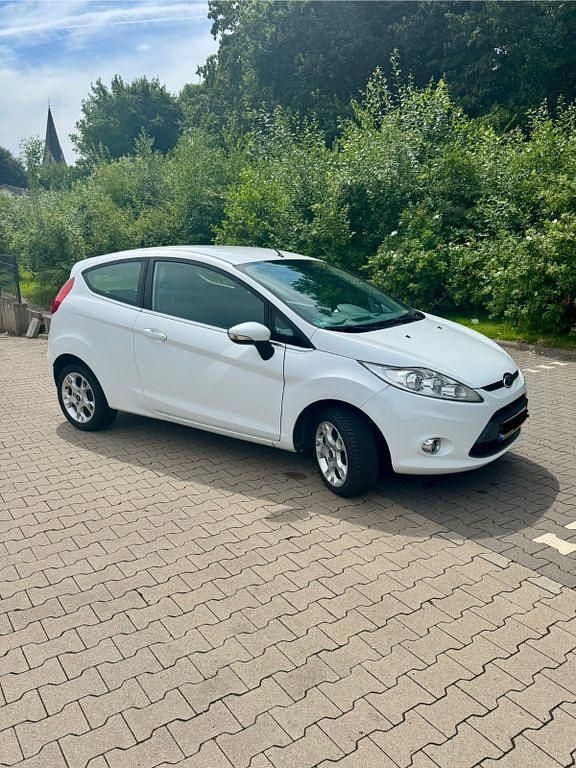 Weiß Gebraucht 2009 Ford Fiesta Trend Kleinwagen | 2.899 € (Guter Preis) - Bild 1/4