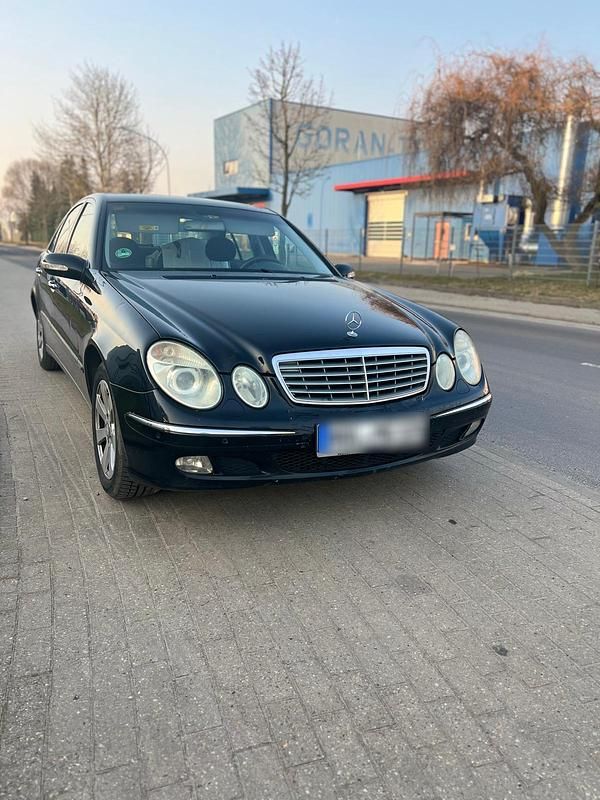 Schwarz Gebraucht 2002 Mercedes E220 Limousine | 2.100 € (Guter Preis) - Bild 1/4