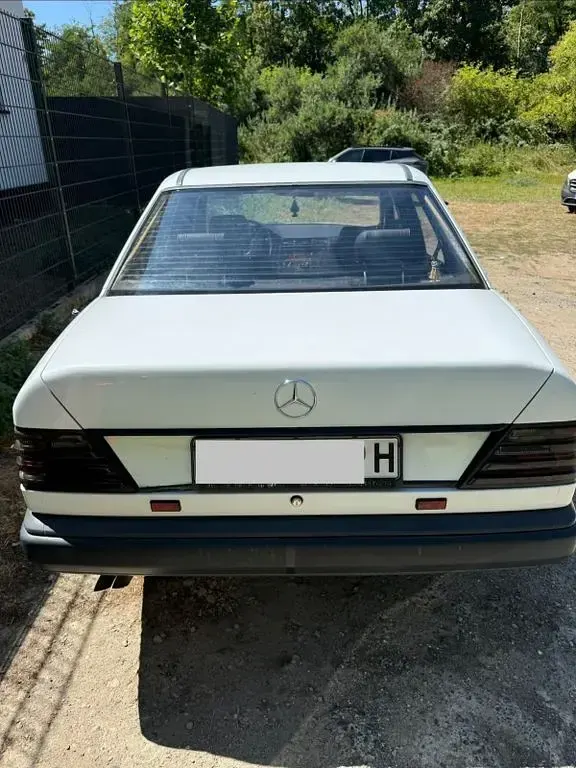 Gebraucht Mercedes E260 160 PS (117 kW) 1987 Weiß Limousine