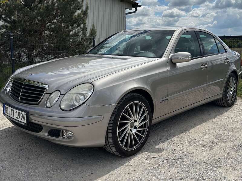 Grau Gebraucht 2004 Mercedes E200 Classic Limousine | 7.950 € (Teuer) - Bild 1/4