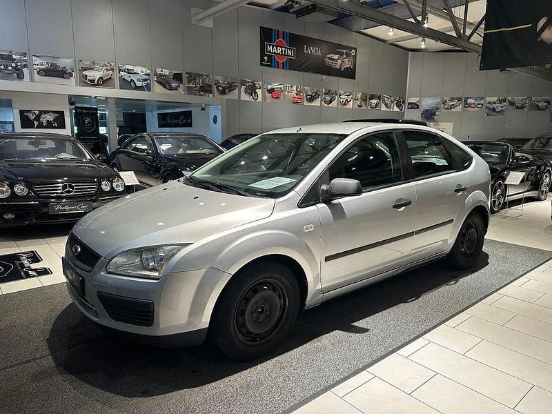 Gebraucht Ford Focus Trend 101 PS (74 kW) 2005 Silber Limousine