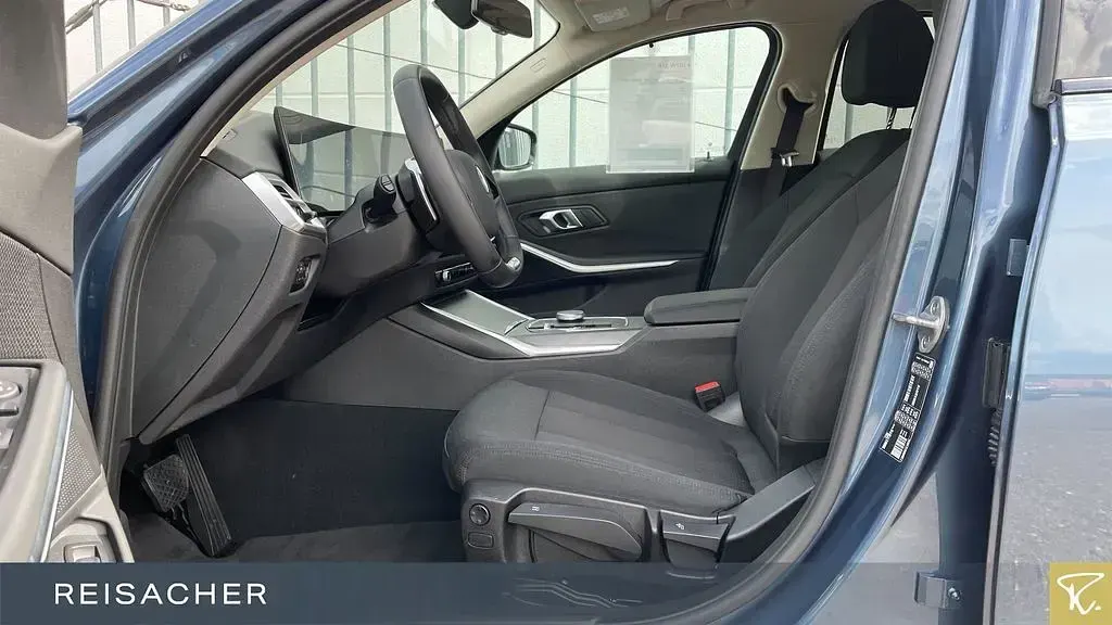 Gebraucht BMW 318 Comfort Edition 150 PS (110 kW) 2025 Arctic race blue metallic Limousine